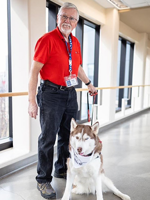 Mike Ryan and therapy dog Kaeko, Winner of Mary Smithson Compassion and Companionship Award