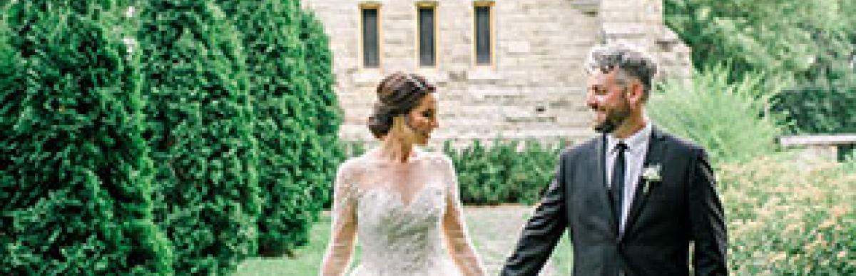 Bride and Groom standing in front of Battlefield Museum